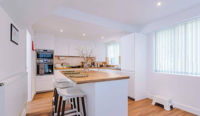 Sleeps 6 | Driveway Parking | 3 Bed Home in Sale