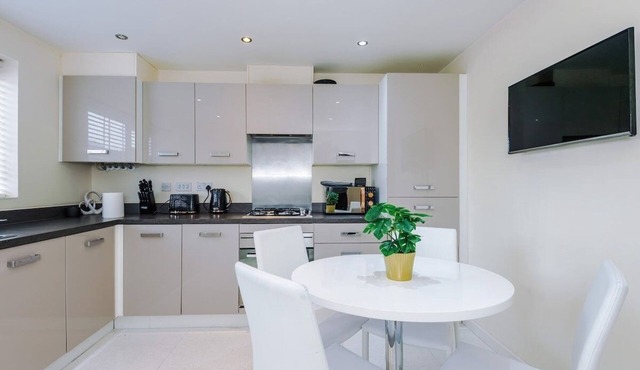 Sleeps 7 | Near Etihad Stadium w/Free Parking