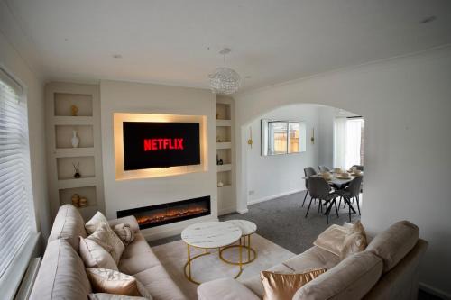 Solaire - Luxury 3BR Near Gatwick, Fire Place, Garden & Free Parking