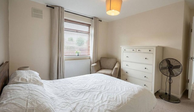 Sole-use retreat between Nottingham and Derby — garden and parking