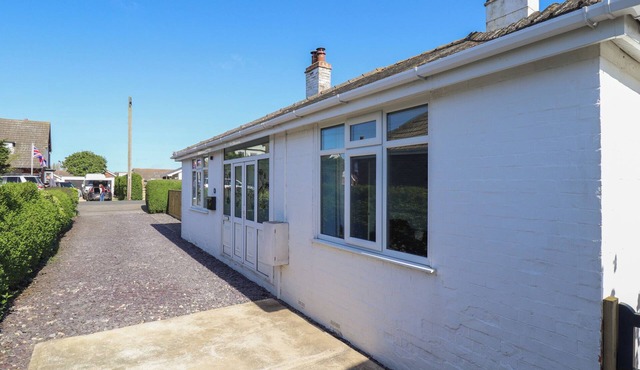 SORRENTO, family friendly, country holiday cottage in Sutton-On-Sea