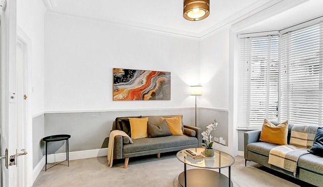Southampton Spacious & Comfy 2-Bed Home, Sleeps 5