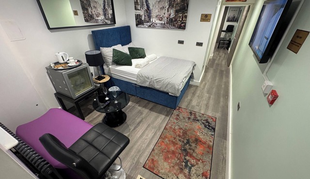 Southgate Luxury 2-bedroom apartment in Elland private parking WiFi Jacuzzi Bath
