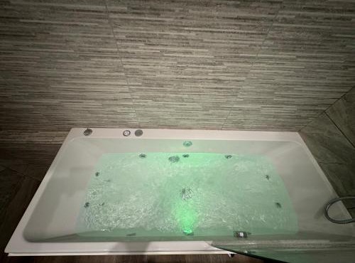 Southgate Luxury Apartments-Jaquzzi Bath-Private Parking- suitable for contractors