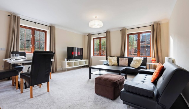 Spacious 2-Bed, Free Parking , Near Hospital & Open University