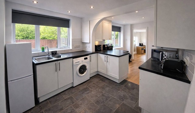 Spacious 2-Bed in Southampton | Hospital & Docks