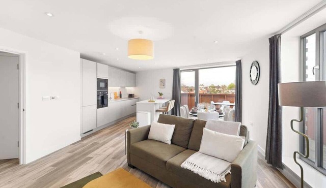 Spacious 2-Bedroom Apartment near Wembley – Sleeps 9