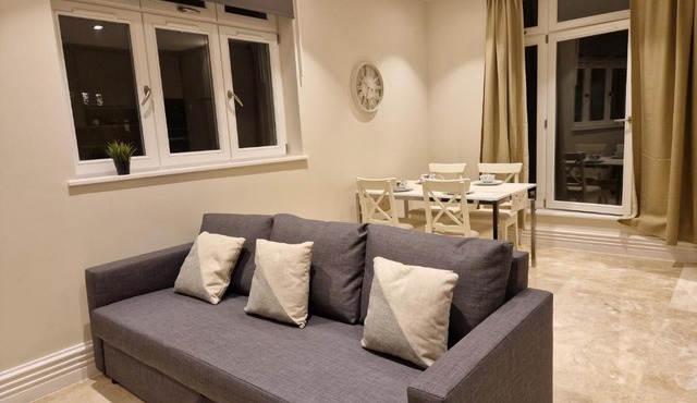 Spacious 2 BR with Balcony in Hendon
