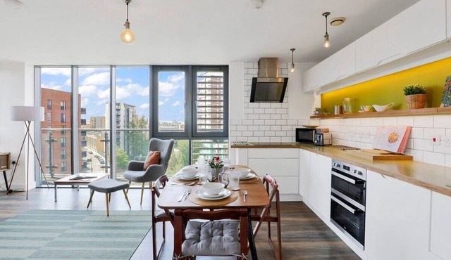 Spacious 2BR Canal View Balcony