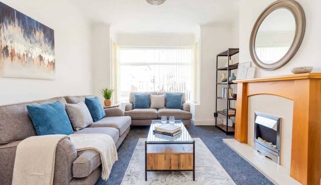 Spacious 3 BED Doncaster Home w Garden & Parking