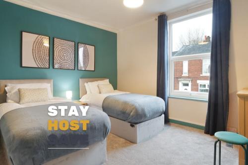 Spacious 3 Bed House, FREE Parking & Great for Groups - Hosted by Stay Host Save