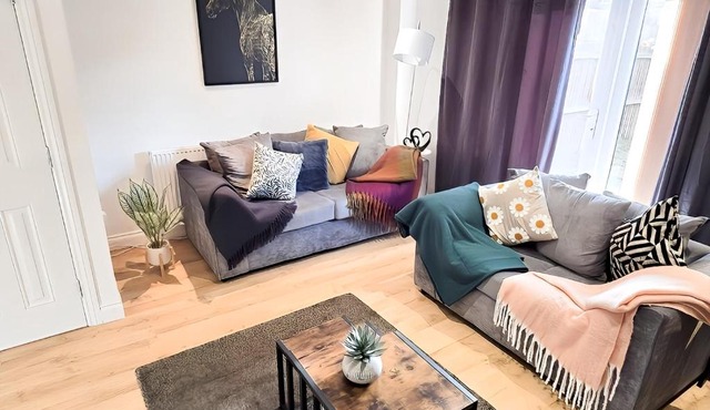 Spacious 3-Bed Townhouse in Bilston, Sleeps 9, Driveway Parking, Near M6 & Wolverhampton