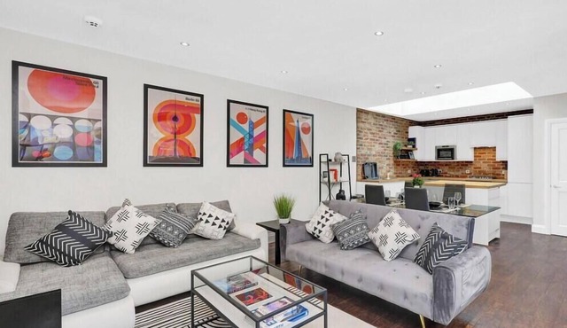 Spacious 3-bedroom house close to the City.