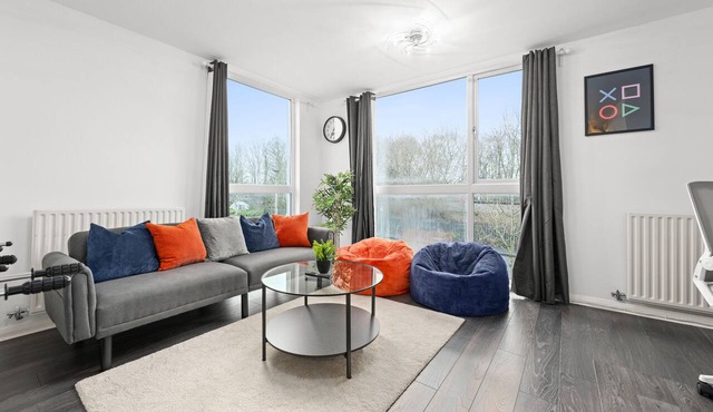 Spacious 3BR House | Sleeps 10 | Free Parking for 3 Cars