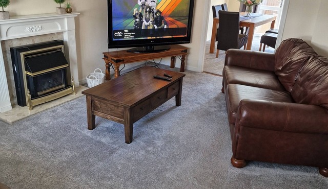 Spacious 4 Bed 2.5 Bath Detached Home | Sleeps 8 | Free Parking | Fast WiFi