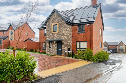 Spacious 4-Bed Contractor Home in Stoke Gifford, Bristol, with access to Bristol Parkway, free parking, and Wi-Fi in Bristol