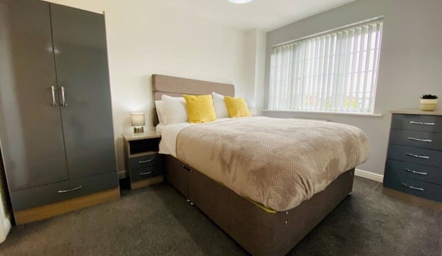 Spacious 4 Bed House In Grimsby With Parking & Fast Wi-Fi