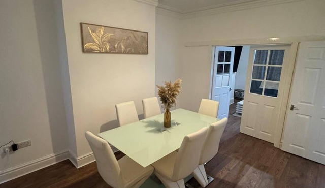 Spacious 4-Bedroom Doncaster Home | Sleeps 12 | Ideal for Fmilies & Contractors