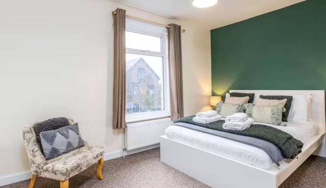 Spacious 4BR Home | Sleeps 7| WiFi | Parking