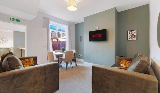 Spacious 4BR House | Sleeps 8 | by Stay With Us