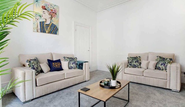 Spacious 4BR retreat Eden Vale | by Stay With Us
