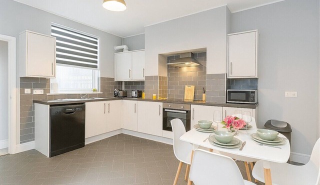 Spacious 5 Bed with Garden and free Street Parking