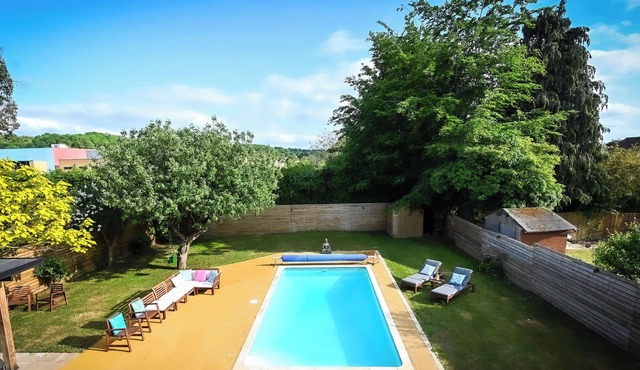 Spacious 5 Bedroom House by Jesswood Properties with Private Pool Parking x 3