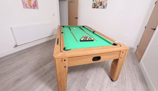 Spacious 6-Guest Retreat with Pool Table