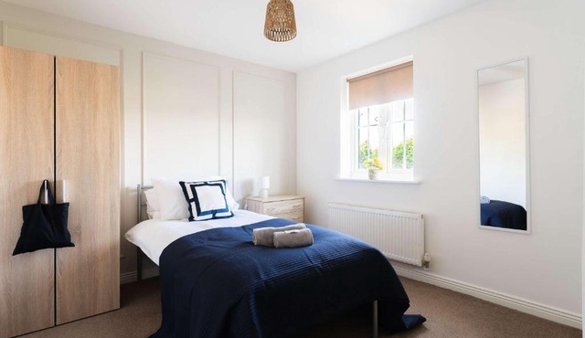 Spacious 6BR Home in Worksop Sleeps 6 Parking