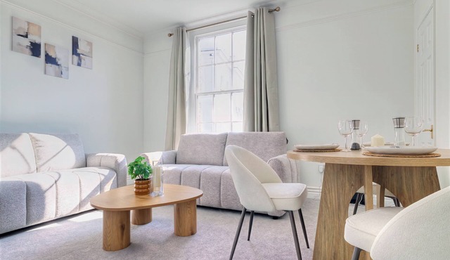 Spacious Central 2-Bed Apartment | Parking | Sleeps 5 | Family Friendly in Maidstone