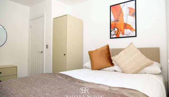 Spacious Ensuite Apartment | Sleeps 12 | Parking