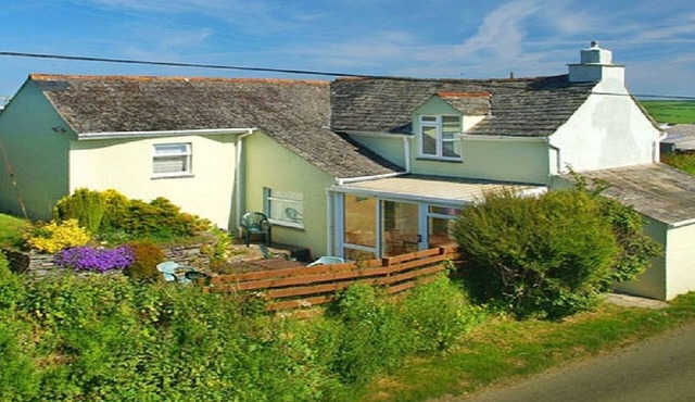 Spacious farmhouse with large childrens play area and fabulous family kitchen. in Delabole