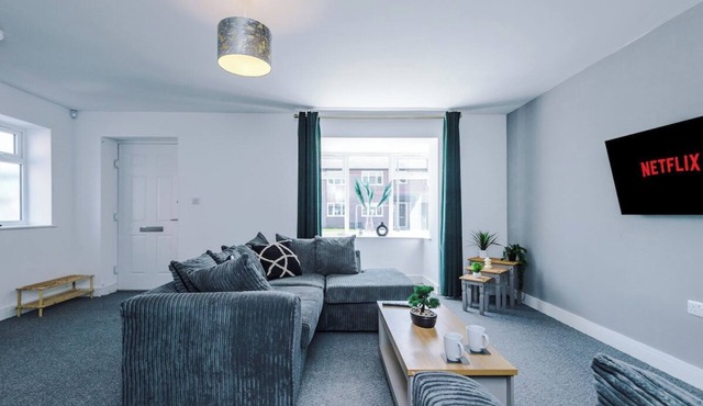 Spacious 4 Bed Home | St Helens | Free Parking