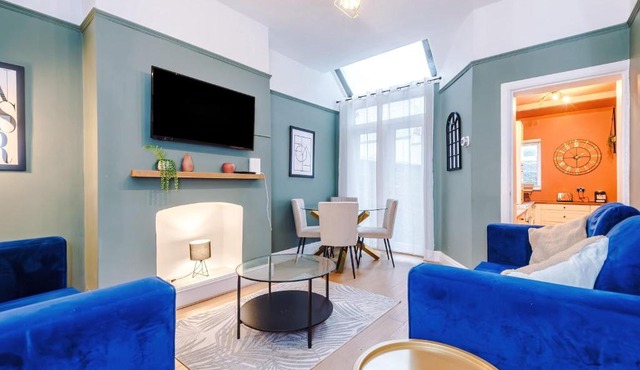 Spacious House with Free Parking Near MediaCityUK, Trafford Centre, Manchester City Centre