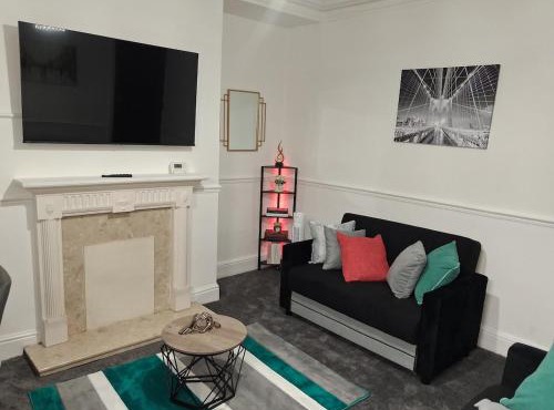 Spacious Leeds Home Sleeps 6 with Free Street Parking