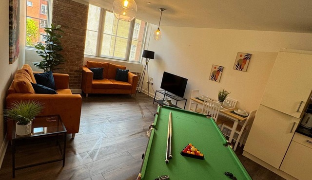 Spacious Leicester Apt with Free Parking, Sleeps 6
