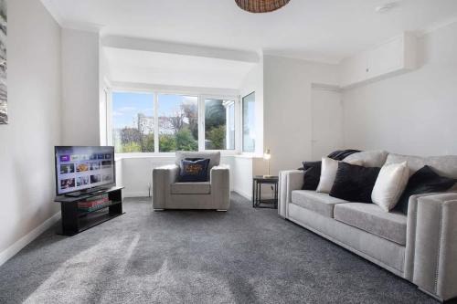 Spacious Living Room & Modern Comforts, Sleeps 4