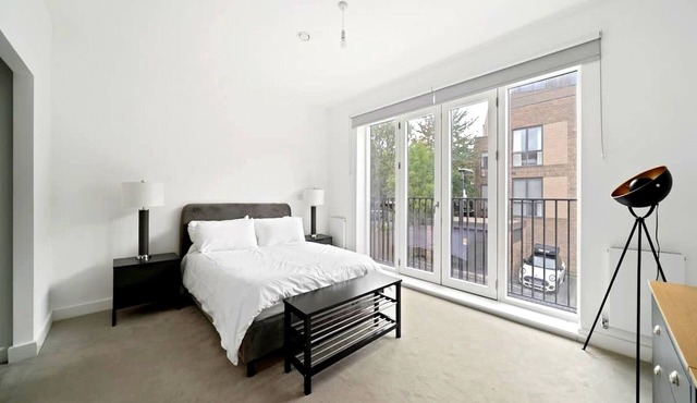 Spacious London Townhouse With Parking