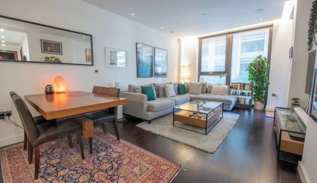 Spacious Manhattan Style 2BR 2Bath Flat | Gym | Balcony | 2 mins to Tube | AC