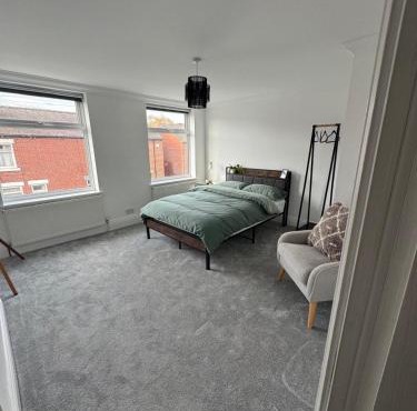 Spacious Private Room with TV in Shared House