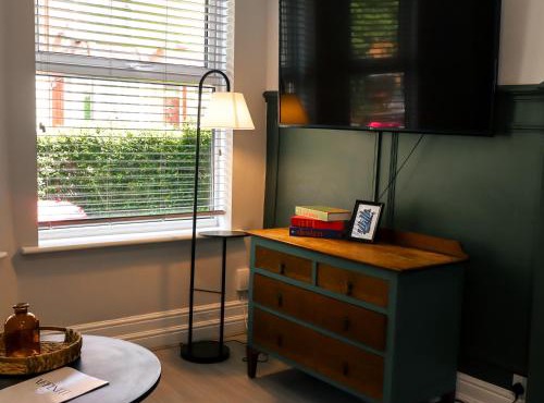Spacious Stylish Home with FREE Parking 10 Mins to Manchester Centre & AO Arena Ideal for Groups & Long Stays
