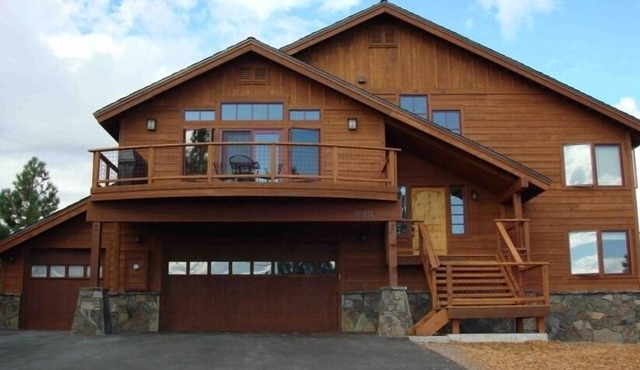 Spectacular Panoramic Sunrise and Sunset Mountain Views; EV Charger; Hot Tub in Truckee