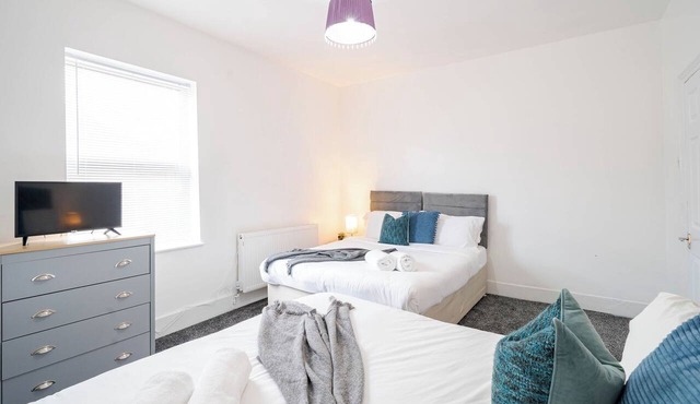 St Helens Stay | Ideal for Work & Short Stays