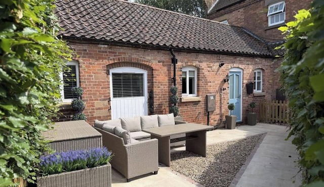 Stable Cottage - with free parking!