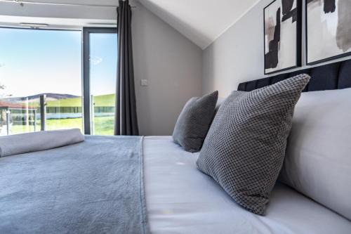 Stalybridge Sanctuary - Luxe Hot Tub Retreat
