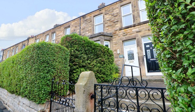 STANG VIEW, pet friendly, character holiday cottage in Barnard Castle