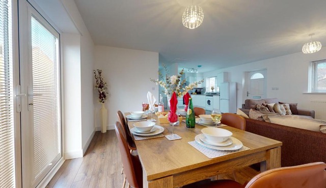 Step Free 2 Bedroom Apartment, Business, Leisure, Contractors, SRK Serviced Accommodation