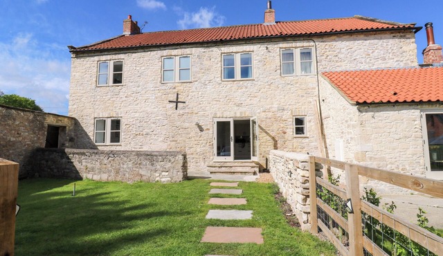 STEWARDS HOUSE, pet friendly, with a garden in Sherburn In Elmet