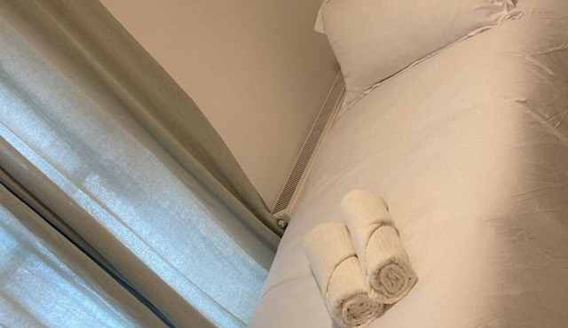 Studio Sleeps 2 - Paid On-Street Parking