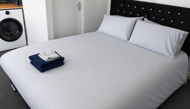 Studio Sleeps 2 with Parking
